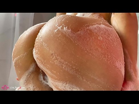 ❤️ Brunette Masturbates Pussy b'vibratur għal orga intens fid-doċċa ❤ Porn Russu lilna