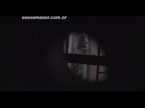❤️ Blondie tiġi filmata segretament minn voyeur tal-viċinat moħbi wara briks vojta ❤ Porn Russu lilna