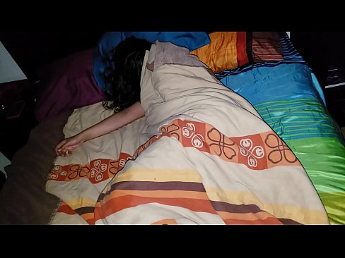 ❤️ Stepson jgħajjar lill-mara żagħżugħa tiegħu waqt li torqod. ❤ Porn Russu lilna