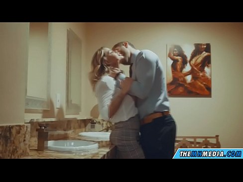 ❤️ Meta blonda busty seduces f'kamra tal-banju pubbliku ❤ Porn Russu lilna
